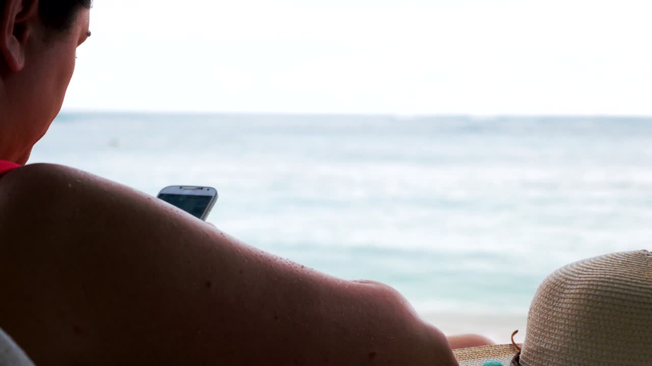 4k 슬로모션으로 스마트폰을 사용하는 여성