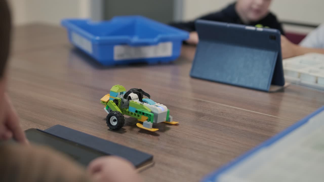 행복 한 미소 소년 들 이 워크 에서 재미 를 느끼고 있다