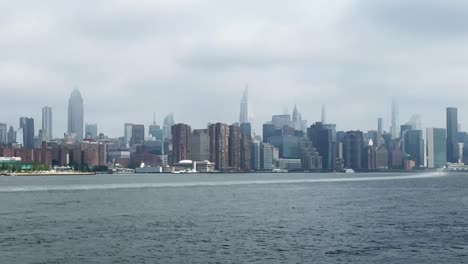 North-Williamsburg-New-York-City-Mit-Blick-über-Den-East-River-Nach-Manhattan-Und-Das-Empire-State-Building-An-Einem-Diesigen-Tag