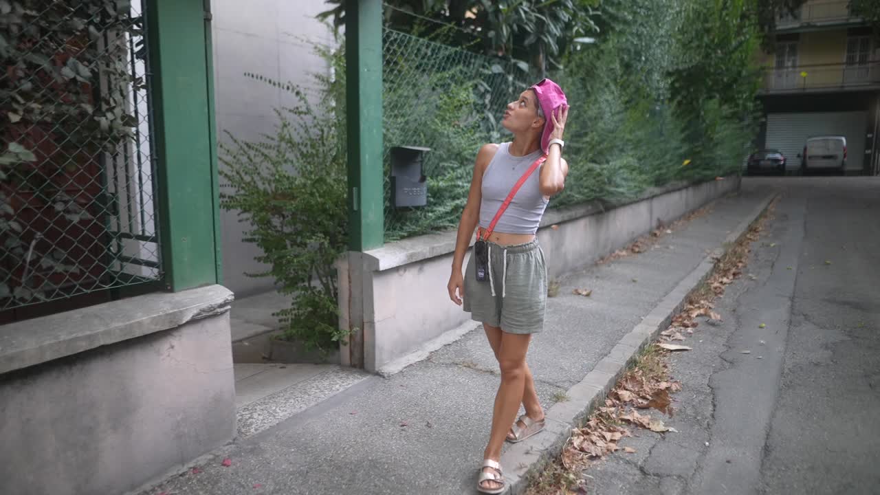 mujer caminando por una calle de la ciudad