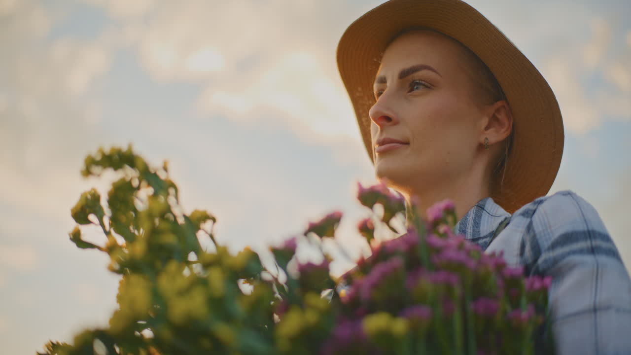 mujer en un campo de flores al atardecer