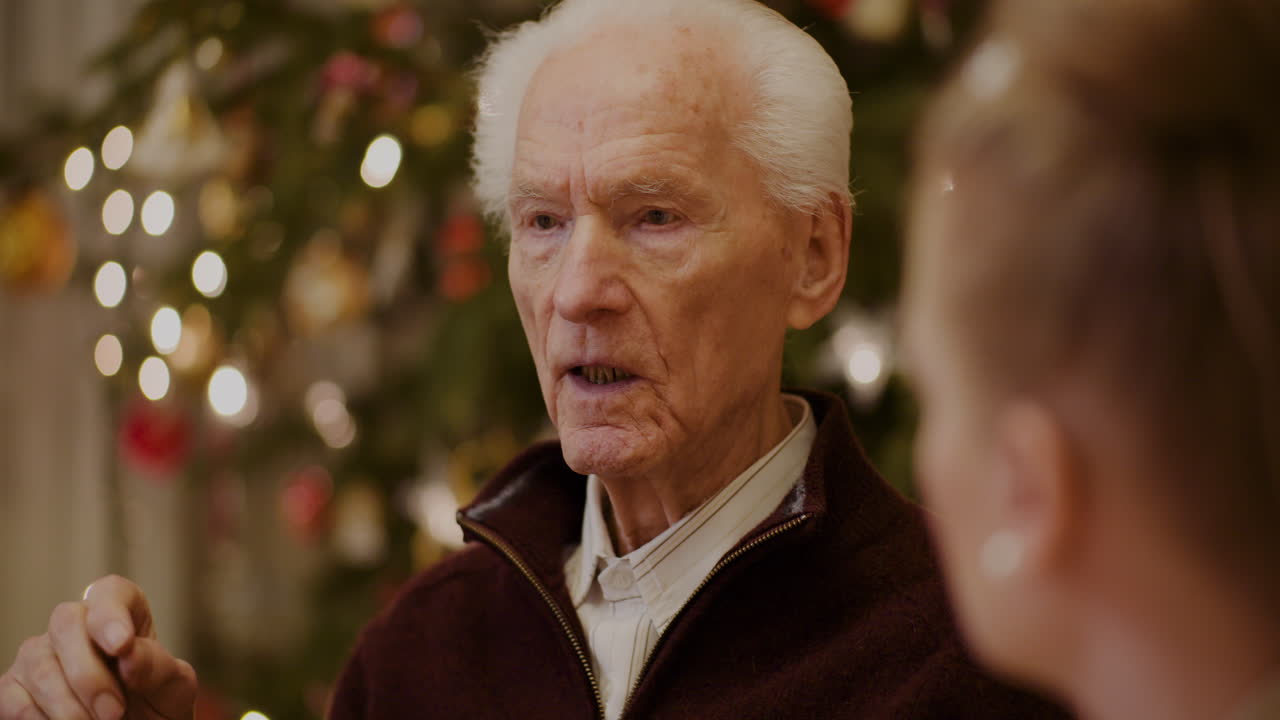 크리스마스 4 동안 전화를 사용하는 손녀 동안 이야기 수석 남자