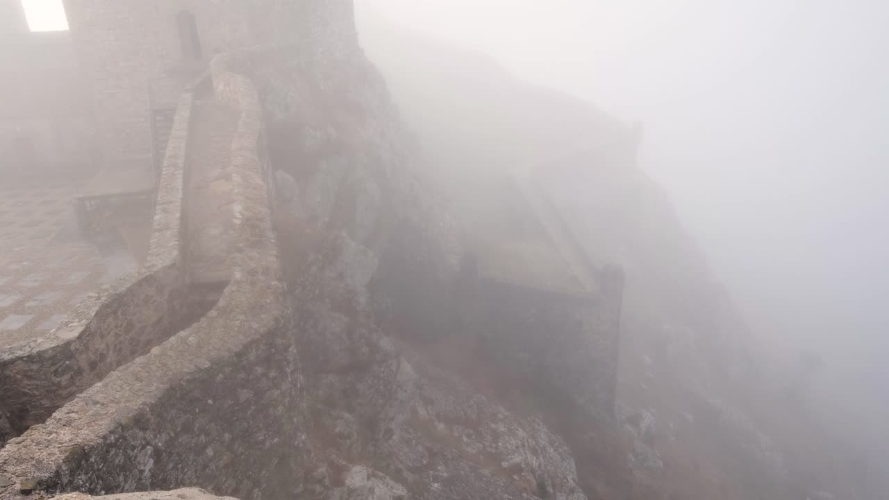 안개로 뒤덮인 marvão 성 흉벽 벽 가장자리와 절벽