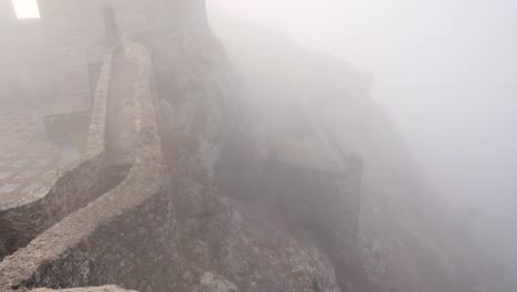 Borde-De-Paredes-Almenadas-Del-Castillo-De-Marvão-Cubierto-De-Niebla-Y-Acantilado