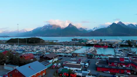 video de drones de 4k de port valdez en valdez, alaska durante un día soleado de verano