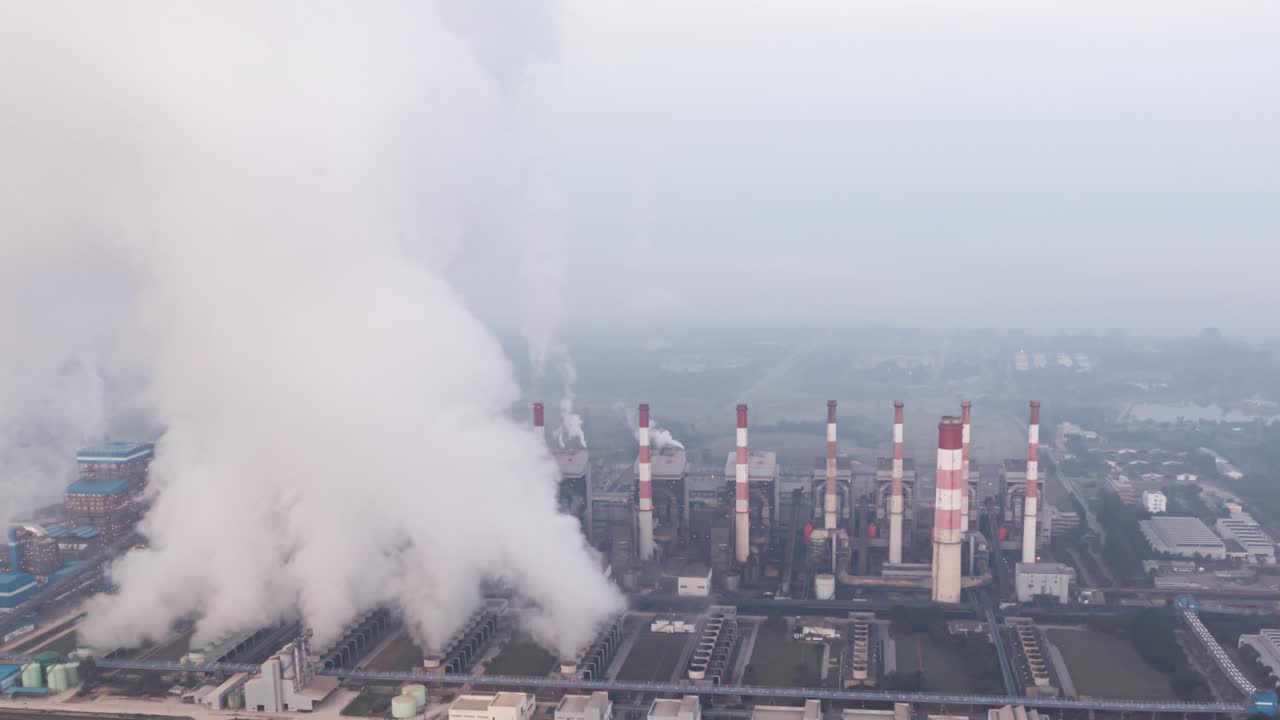 bellissimo paesaggio centrale a carbone al mattino con nebbia.