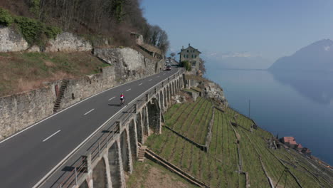 luftaufnahme eines radfahrers, der auf dem land bergauf über die straße fährt