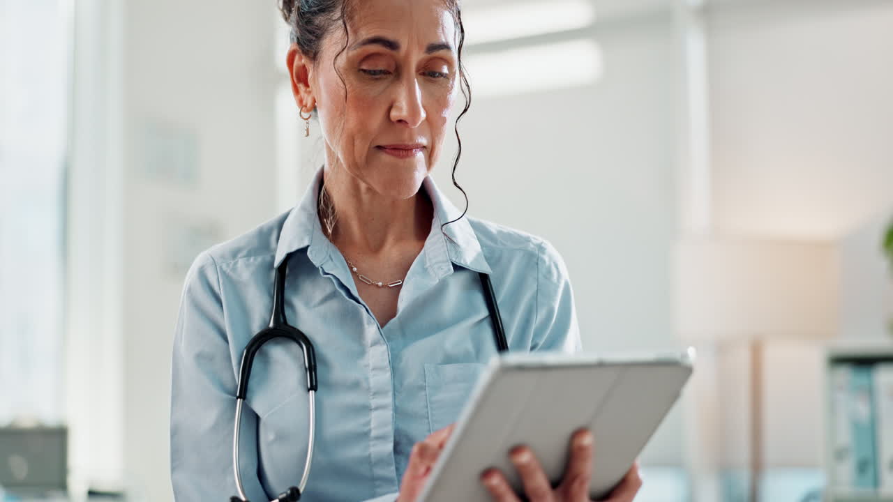 doctora que usa una tableta en un consultorio médico