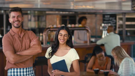 retrato de un equipo de personal multicultural que trabaja en un restaurante o cafetería 3