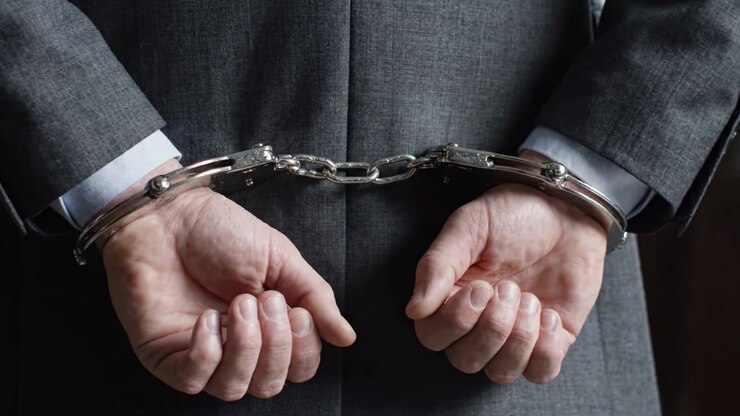 Una narrazione visiva accattivante che esplora temi di giustizia e moderazione attraverso il simbolismo delle manette su un abito da lavoro, catturando l'essenza del confinamento e dell'autorità