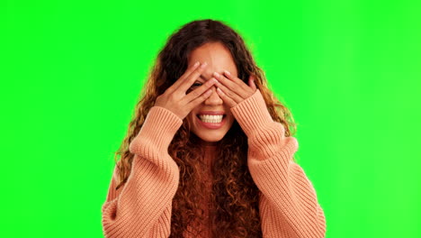 mujer, sorpresa y cubrir los ojos por la pantalla verde
