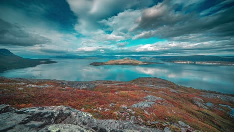 nubes tormentosas giran sobre el tranquilo fiordo espejo y la tundra de otoño en el video timelapse