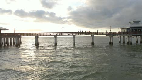 vista aérea personas caminando en el muelle icónico de fort myers durante la puesta de sol, florida