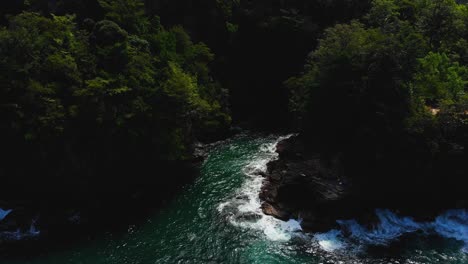 Ein-Strand-Mit-Bergen-Im-Hintergrund-Auf-Der-Karibikinsel-Trinidad-Und-Tobago