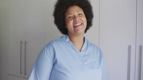 Video-Einer-Glücklichen-Afroamerikanischen-Ärztin-In-Übergröße,-Die-In-Die-Kamera-Blickt