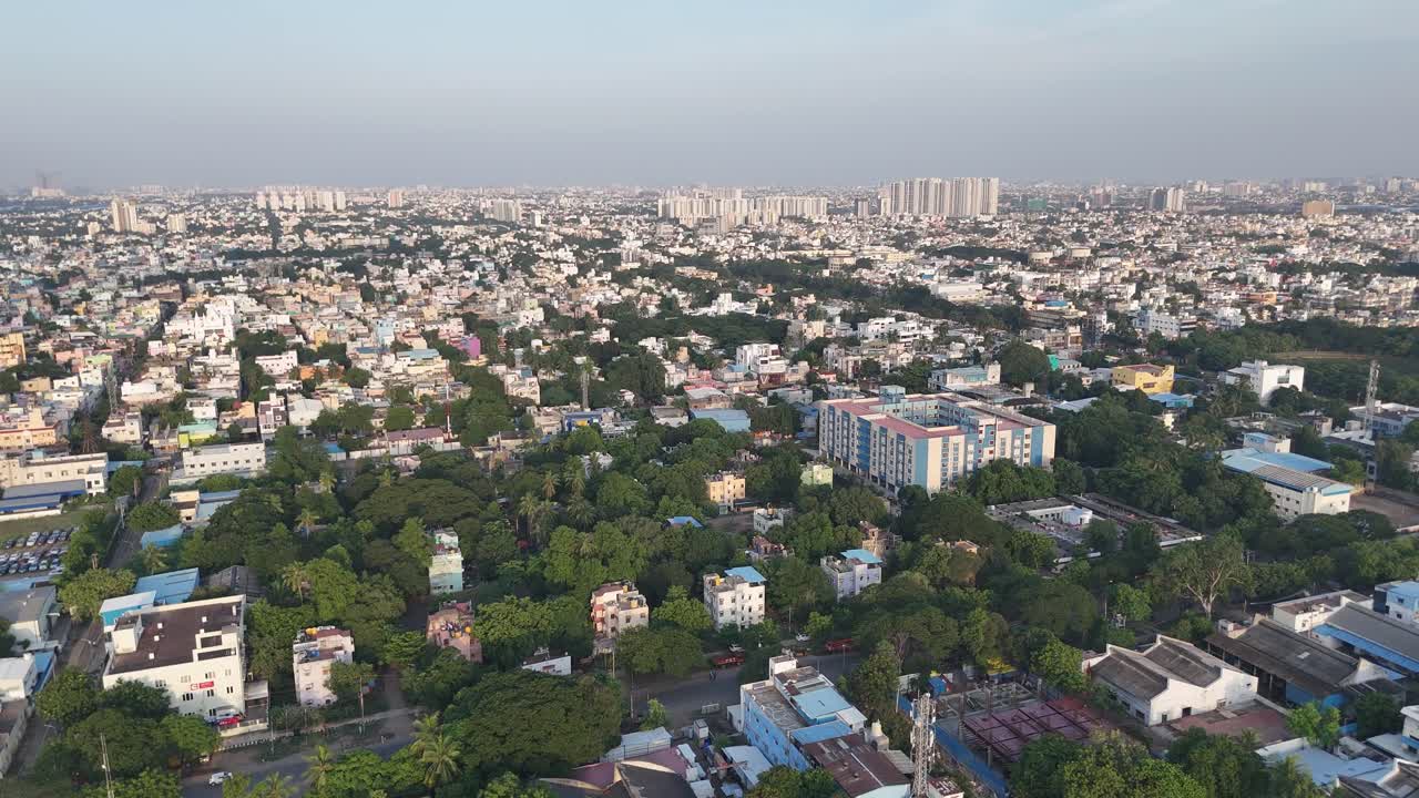 Riprese aeree mattutine con drone che rivelano la densità urbana e la pianificazione urbanistica