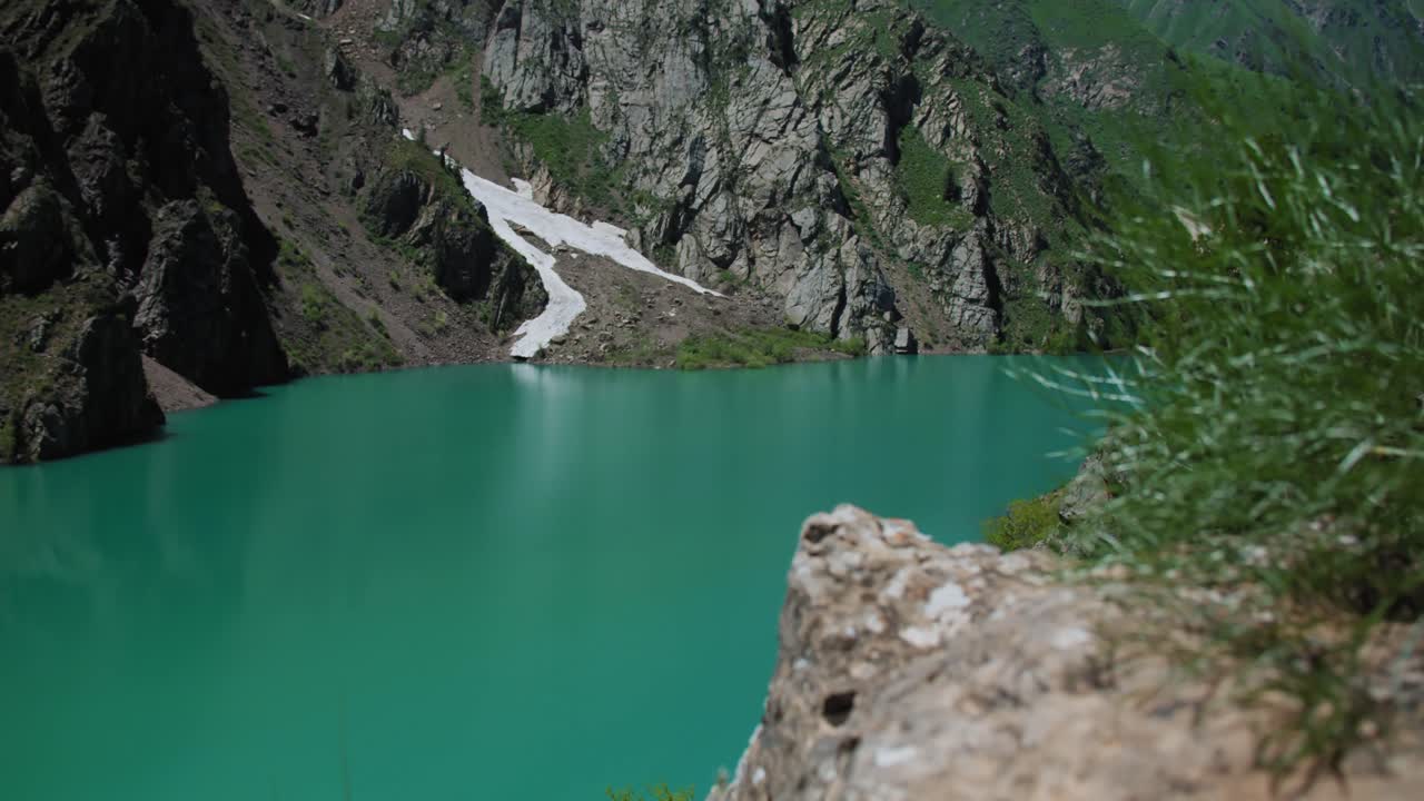 Lago di montagna Urungach dai colori verde e blu