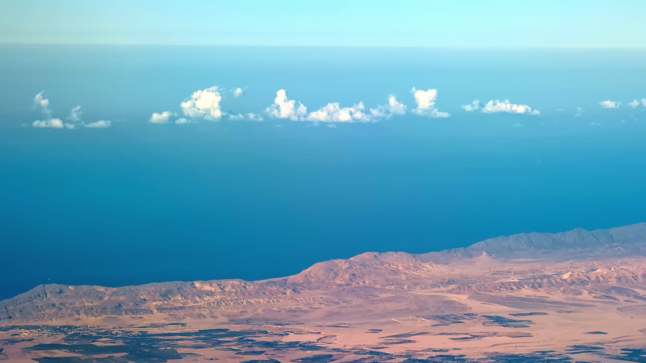 미국 서부 해안 위의 비행기에서 볼 수 있는 모습