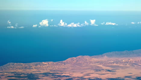 vista desde un avión sobre la costa oeste de américa