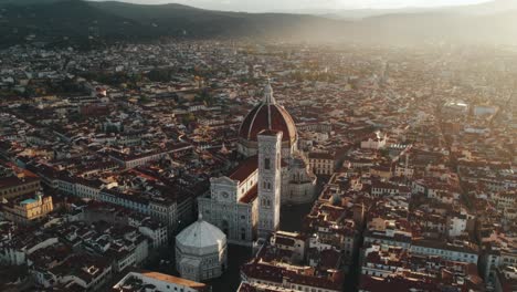 Morgenruhm-Mit-Hellem-Sonnenlicht-über-Florenz-Mit-Schöner-Kathedrale,-Antenne