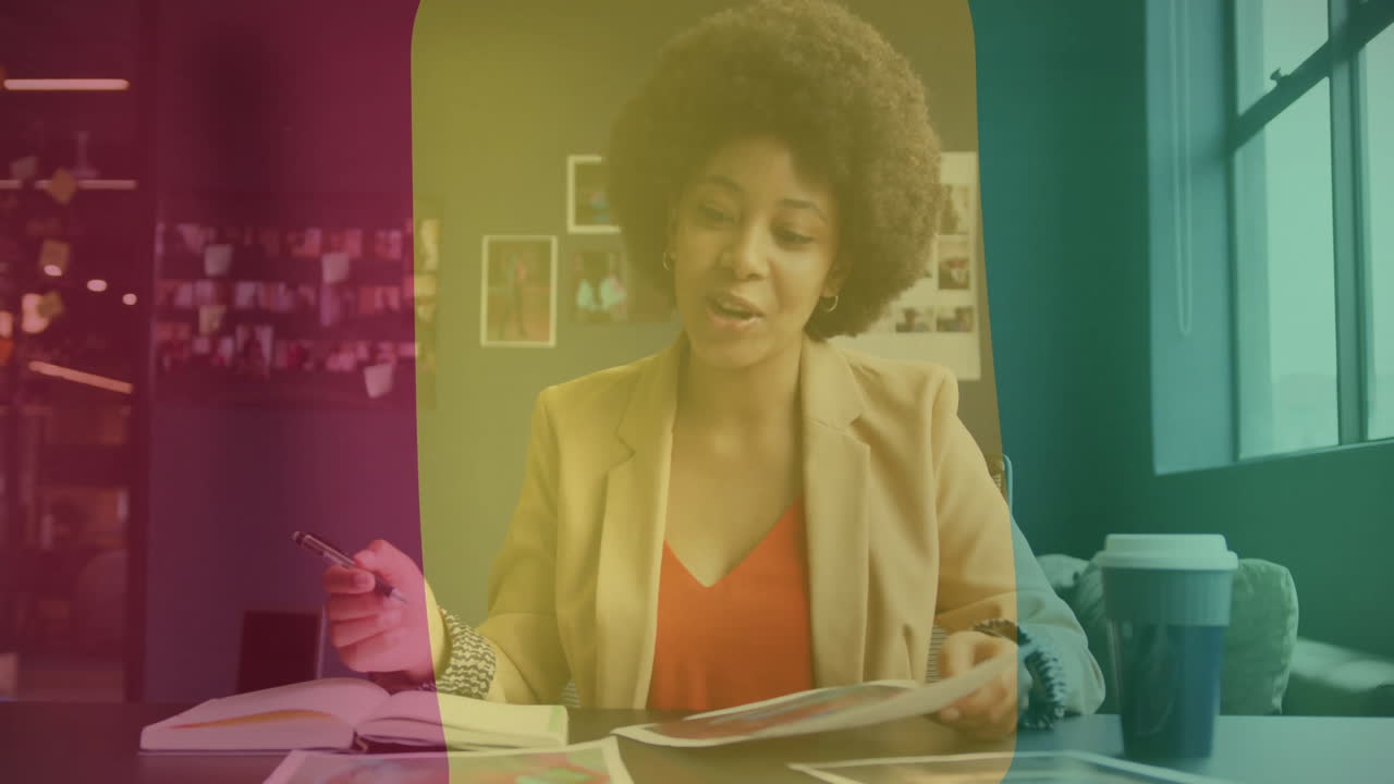 Donna d'affari che esamina documenti alla scrivania, con un'animazione colorata in sovrimpressione.