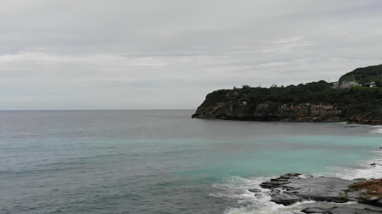 imágenes aéreas estáticas en cámara lenta de una playa durante un día nublado
