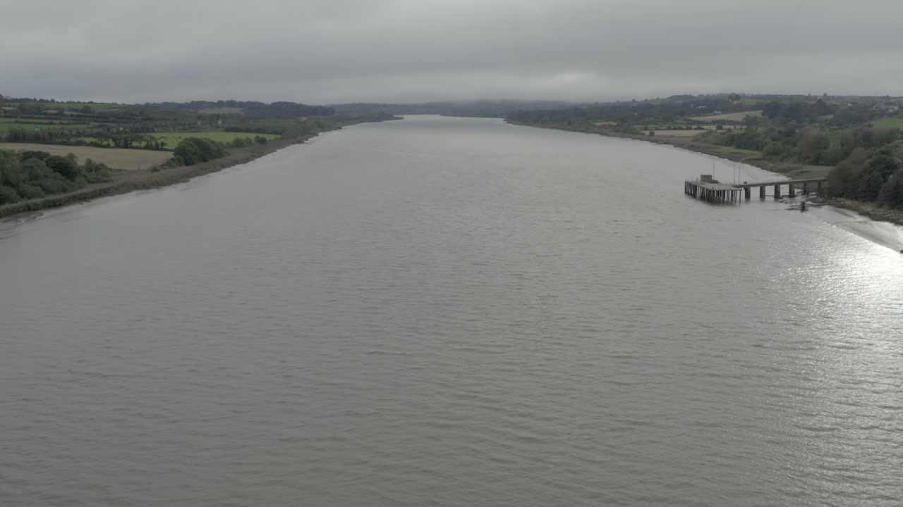 배송 부두는 무거운 흐린 아래 강둑에 높은 말뚝 꼭대기에 앉아
