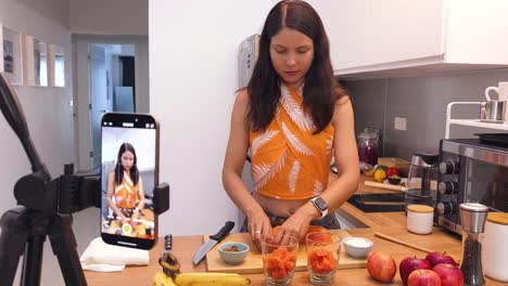 una mujer cocinando una receta de batido saludable.
