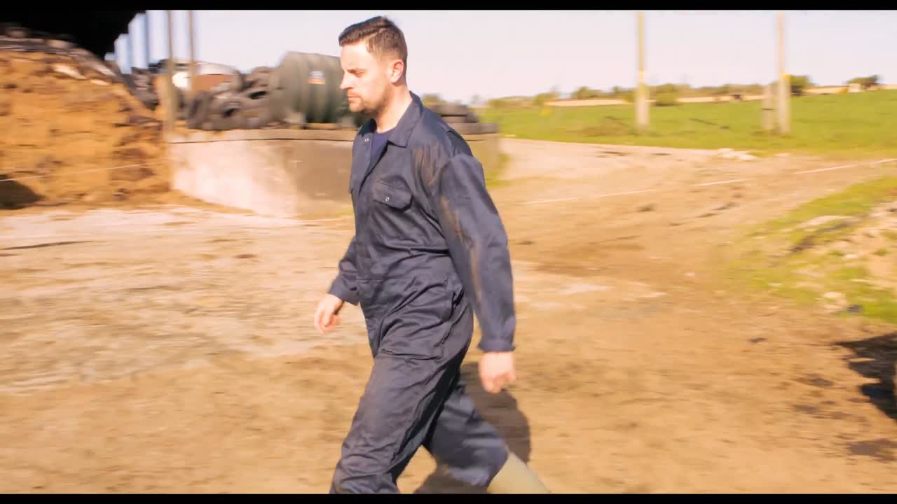 가축 농부 가 창고 를 향해  ⁇ 고 있다