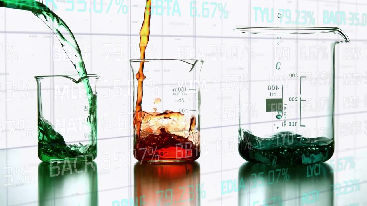 Animazione di elaborazione dati finanziari su liquidi versati in vetreria da laboratorio.