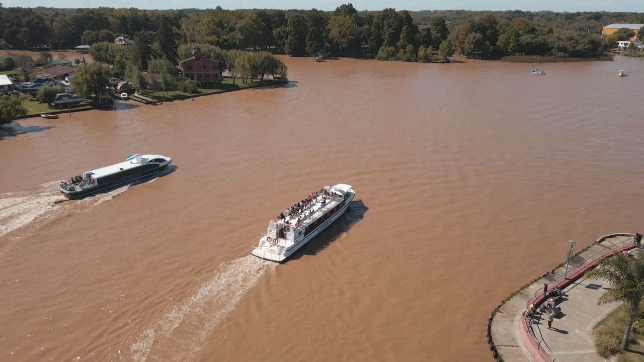 воздушный вид двух катамаранов, плывущих по реке лужан в тигре, буэнос-айрес