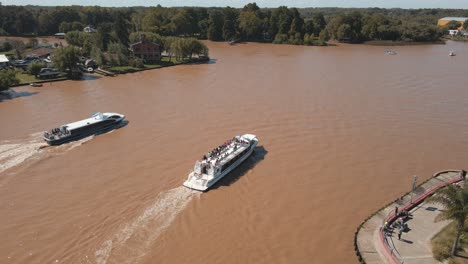 vista aérea de dos catamaranes navegando en el río luja en tigre, buenos aires