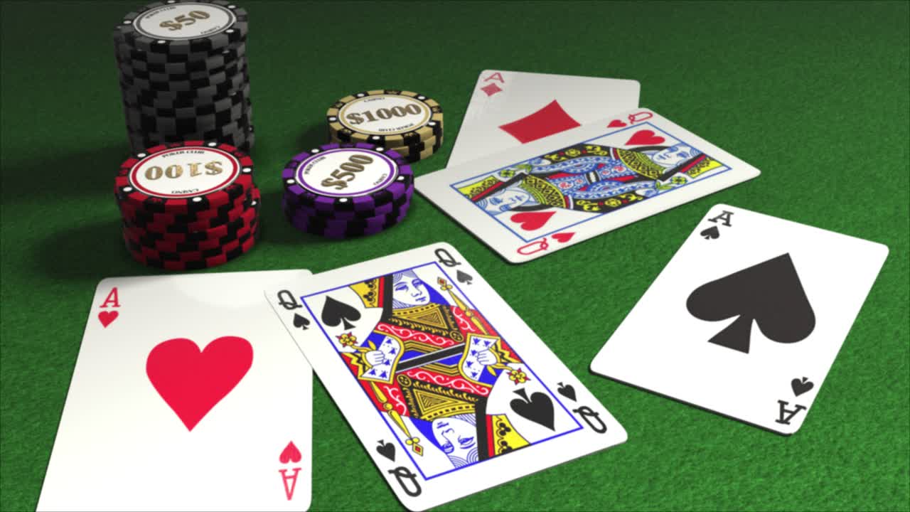 cartas repartidas en una mesa de póquer con montones de fichas de juego - manos de póquer - mano fuerte - casa llena - ases y reinas