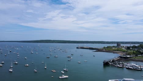 Barcos-Atracados-En-La-Bahía-En-El-Puerto-De-Rockland,-Maine-|-Vista-Aérea-Panorámica-Hacia-Arriba-|-Verano-2021