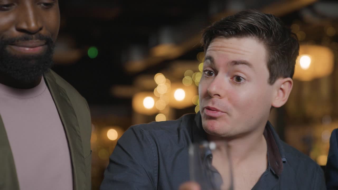 친구들과 함께 술을 마시며 멀어지는 트래킹 샷