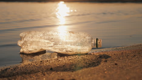 Plastikmüll-An-Der-Küste-Die-Flasche-Liegt-Am-Rand-Des-Wassers