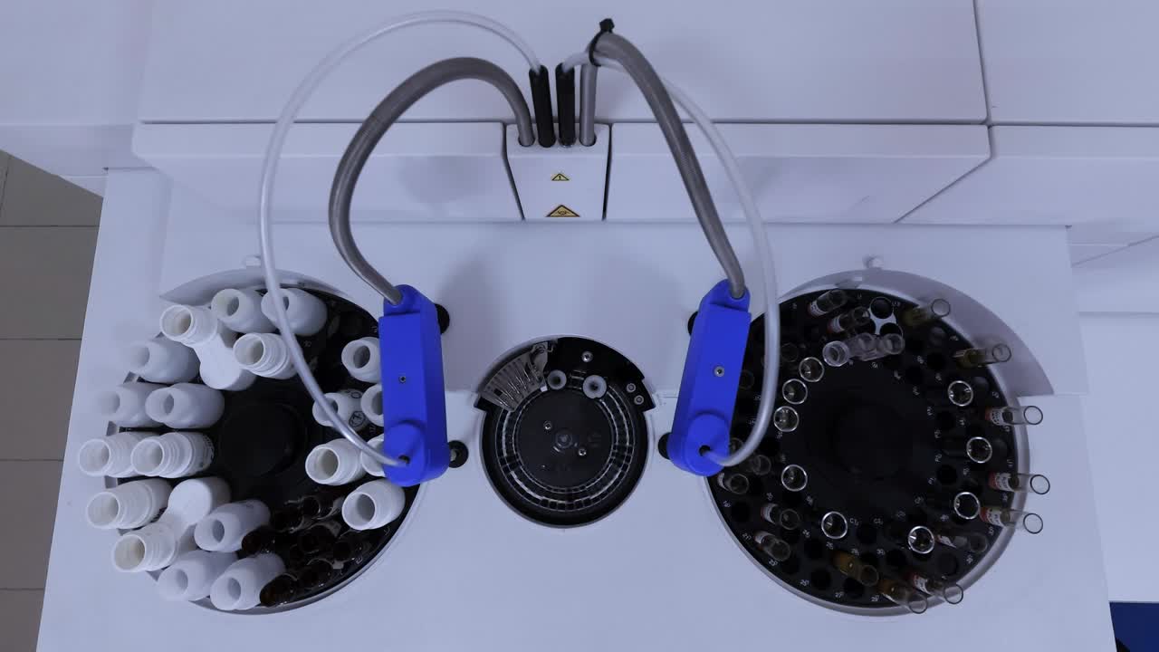 máquina de analizador bioquímico automático de trabajo con tubos de ensayo en laboratorio médico