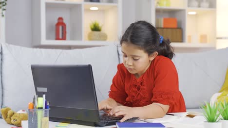 niña que tuvo malos resultados en sus exámenes.