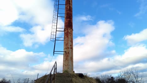 vieja torre de agua soviética oxidada