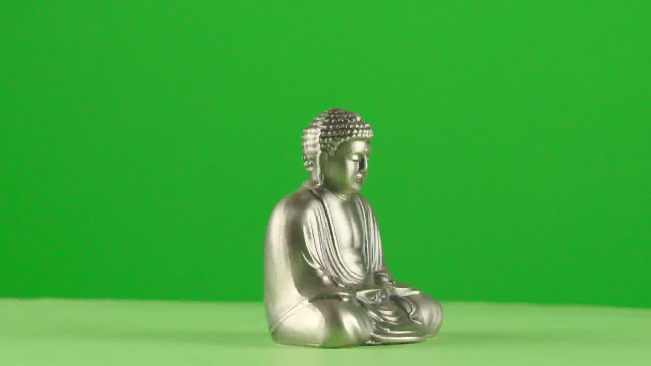 buda estatua de metal de hierro figura en miniatura japón kamakura kyoto daibutsu en fondo verde croma clave de reemplazo de fondo telón de fondo objeto en un torno giratorio 3d