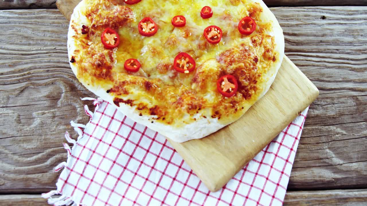 pizza al horno con aderezos de jalapeno