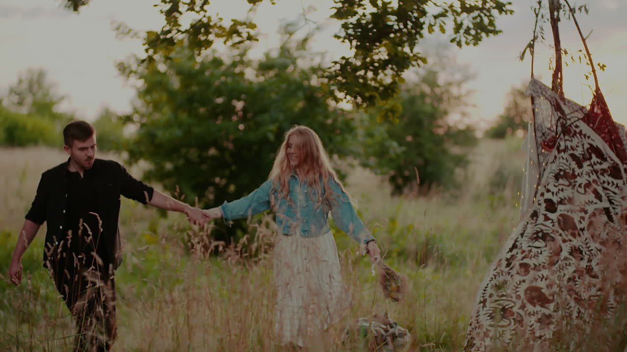 atractiva pareja joven despreocupada caminando y sonriendo en vacaciones 6
