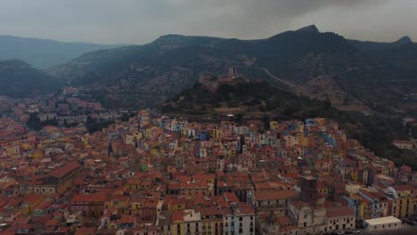 Bosa,-Un-Hermoso-Y-Antiguo-Pueblo-De-Vacaciones-En-Cerdeña-Cerca-De-Alghero-En-Italia,-Una-Obra-Maestra-De-La-Arquitectura-Histórica-Mediterránea-En-El-Idílico-Paisaje-Junto-Al-Mar