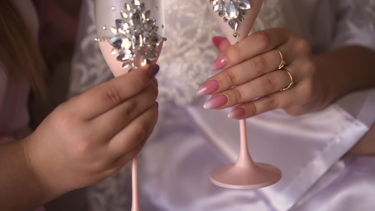 mujeres con vasos en las manos