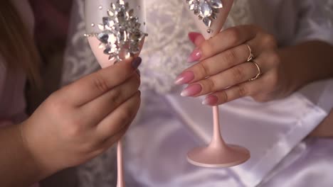mujeres con vasos en las manos