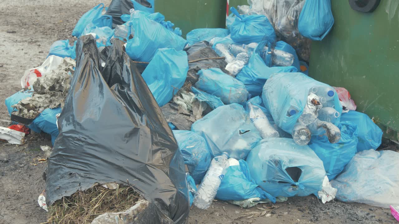 cubos de basura y campo de refugiados de moria waster