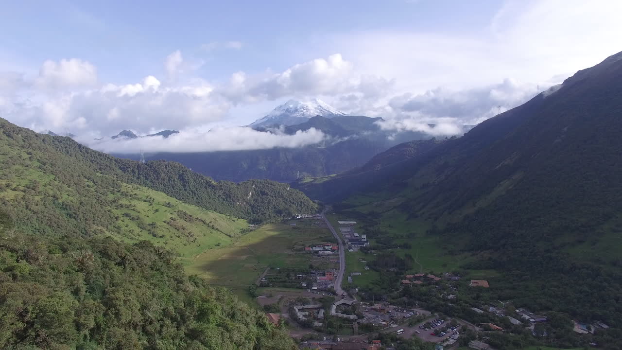 멀리 눈 덮인 산이 있는 계곡의 조감도