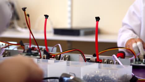 los ingenieros fijan la placa base al chasis con tornillos