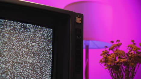 tv retro, televisión vintage en una configuración nostálgica, una tv retro muestra grano en la pantalla, dispositivo aterrador de la noche de halloween bueno para la llave de croma y la pantalla verde. imágenes de alta calidad 4k