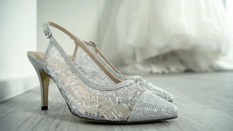 Hochzeitsschuhe-Mit-High-Heels-Und-Kleid-Für-Den-Großen-Tag